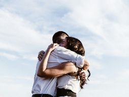 La IA nos permite crear imágenes o videos con personas que apreciamos. Unsplash.