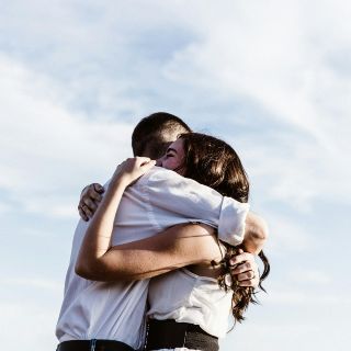 Así puedes hacer un video para dar abrazos con inteligencia artificial