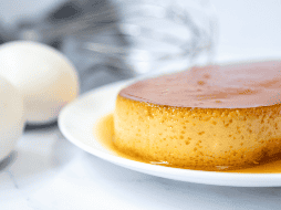 El flan es un postre hecho a base de yemas de huevo, leche y azúcar, que se cuaja a baño de María, dentro de un molde previamente espolvoreado con azúcar. CANVA