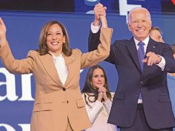 En la primera jornada de la convención demócrata, sorprendió Kamala con su llegada, que terminó con el brazo levantado por Biden. EFE