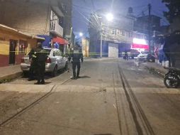 Al lugar llegaron patrullas de la policía municipal de Naucalpan, quienes acordonaron la zona para preservar los indicios de balas que quedaron regados en la calzada San Esteban. ESPECIAL