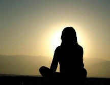 Cualquier persona puede meditar; es sencillo y no cuesta nada. UNSPLASH / D. LI