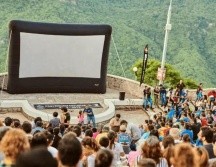 Cinema Live Guadalajara ha transformado el concepto de entretenimiento al aire libre, creando espacios de convivencia familiar y recreativa en varios puntos estratégicos de la ciudad. FACEBOOK / Cinema Live Guadalajara