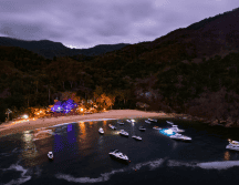 La diversión comienza en la tarde y se puede bailar en la playa, en la arena o simplemente escuchar la música desde tu camastro o hamaca. CORTESÍA.