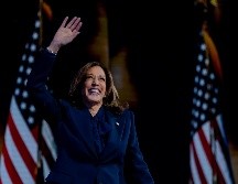 Harris, vestida de azul oscuro, utilizó su discurso, transmitido en directo por las principales cadenas de televisión del país, para narrar su historia personal, criticar al candidato republicano y expresidente Donald Trump, y explicar sus principales propuestas políticas. EFE / W. Oliver