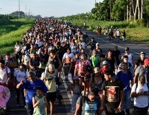 Migrantes avanzan por una carretera de Chiapas. Debido a los tiempos de espera para recibir una respuesta a su solicitud de refugio, muchos siguen hacia el centro y el norte, donde creen que hay mejores opciones de empleo. AP/E. Clemente