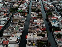 Los videos y fotografías de las aguas negras que llegan hasta las rodillas de las personas que viven en la colonia Culturas de México, han despertado la discusión. SUN / H. Salvador