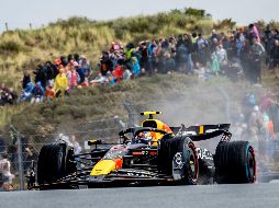 A lo largo de las sesiones, el piloto mexicano experimentó con diferentes configuraciones del coche, lo que le permitió notar algunas mejoras, aunque los resultados no reflejaron ese progreso. EFE / R. De Waal