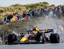 A lo largo de las sesiones, el piloto mexicano experimentó con diferentes configuraciones del coche, lo que le permitió notar algunas mejoras, aunque los resultados no reflejaron ese progreso. EFE / R. De Waal