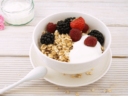 Las proteínas presentes en la avena ayudan a acelerar el metabolismo y controlar el peso, factores importantes en el desarrollo muscular. CANVA