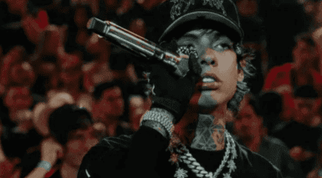 El artista, conocido por su participación en varias controversias, alcanzó la fama al popularizar este estilo que mezcla música regional mexicana con trap y hip-hop. INSTAGRAM/@natanelcano