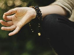 El desapego emocional permite aceptar los cambios inevitables en la vida propia y en la de los demás. ESPECIAL / Foto de Ksenia Makagonova en Unsplash