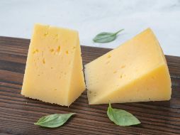 Este tipo de queso se convierte en protector al contener menos grasas saturadas y sodio en comparación con otros tipos. ESPECIAL / Foto de Food Photographer en Unsplash