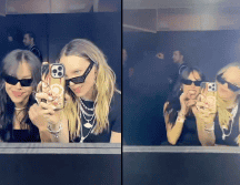 Belinda y Danna se ven frente a un espejo y con celulares en mano, cantando parte de la canción 