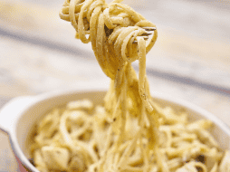 La clave para evitar que la pasta se pegue no está en añadir aceite, sino en usar una cantidad adecuada de agua. CANVA