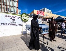 Trabajadores del Poder Judicial custodian un ataúd con una copia de la Constitución durante el paro contra la reforma frente al edificio del Poder Judicial Federal en Zapopan; debido al paro los procesos están detenidos. EL INFORMADOR/A. Navarro