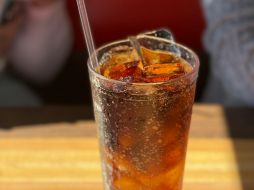 El refresco es considerado una especie de veneno por sus grandes cantidades de azúcar. ESPECIAL/ Foto de Lee B. Vining en Unsplash
