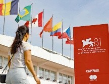 La ciudad de Venecia ya luce colmada con los afiches promocionales del festival a unas horas de su inicio. EFE