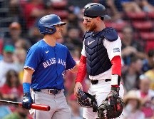 Danny Jansen (derecha) recibe un saludo de Daulton Varsho de los Azulejos de Toronto, quien lo sustituyó como bateador emergente con su anterior equipo. AP/C. Krupa