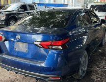 A bordo del automóvil se encontraban otros dos sujetos, los cuales también fueron detenidos. CORTESÍA/ Policía de Guadalajara.