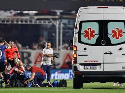 Izquierdo se desplomó tras sufrir una arritmia en los últimos minutos del encuentro que Nacional y São Paulo disputaron por la vuelta de los octavos de final de la Libertadores. EFE/ I. Fontana
