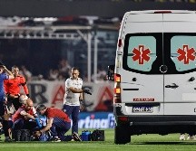 Izquierdo se desplomó tras sufrir una arritmia en los últimos minutos del encuentro que Nacional y São Paulo disputaron por la vuelta de los octavos de final de la Libertadores. EFE/ I. Fontana