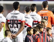 Antes del silbatazo inicial, los futbolistas de ambos equipos se mezclaron en el círculo central para guardar un minuto de silencio. EFE/I. Fontana