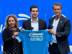 La tarde de este viernes, en las instalaciones de la Noria, se llevó a cabo el anuncio oficial de la llegada de Electrolit como nuevo patrocinador del Club Deportivo Cruz Azul. CORTESÍA