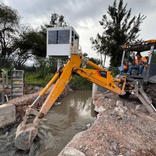 Limpian taponamiento en canal de Adolf Horn