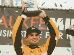El piloto de Arrow McLaren celebra una gran victoria, su primera en óvalos desde 2022. ESPECIAL
