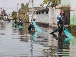 El jueves y viernes varias calles ya estaban secas y hasta policías municipales de Chalco les habían echado cal para desinfectarlas. SUN/ Y. M. Osnaya.