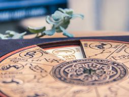 Esta práctica examina cómo la ubicación y el movimiento de los cuerpos celestes afectan la personalidad y el destino de cada individuo. CANVA