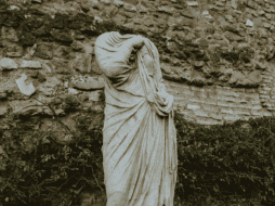 La decapitación de las estatuas no siempre fueron factores históricos, sino que también fueron monetarios. Unsplash / iam_os