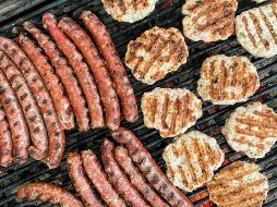 La carne procesada, que abarca productos como embutidos, salchichas, hamburguesas y carnes curadas o ahumadas, ha sido categorizada por la OMS como un carcinógeno del Grupo 1. Unsplash.