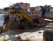Se reportaron inundaciones y fuertes corrientes de agua en las calles de la localidad, con algunos vehículos quedando parcialmente cubiertos por la crecida del agua. ESPECIAL / Facebook Gobierno de Jamay