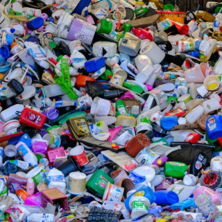 El invento que puede 'evaporar' plástico para crear un material nuevo