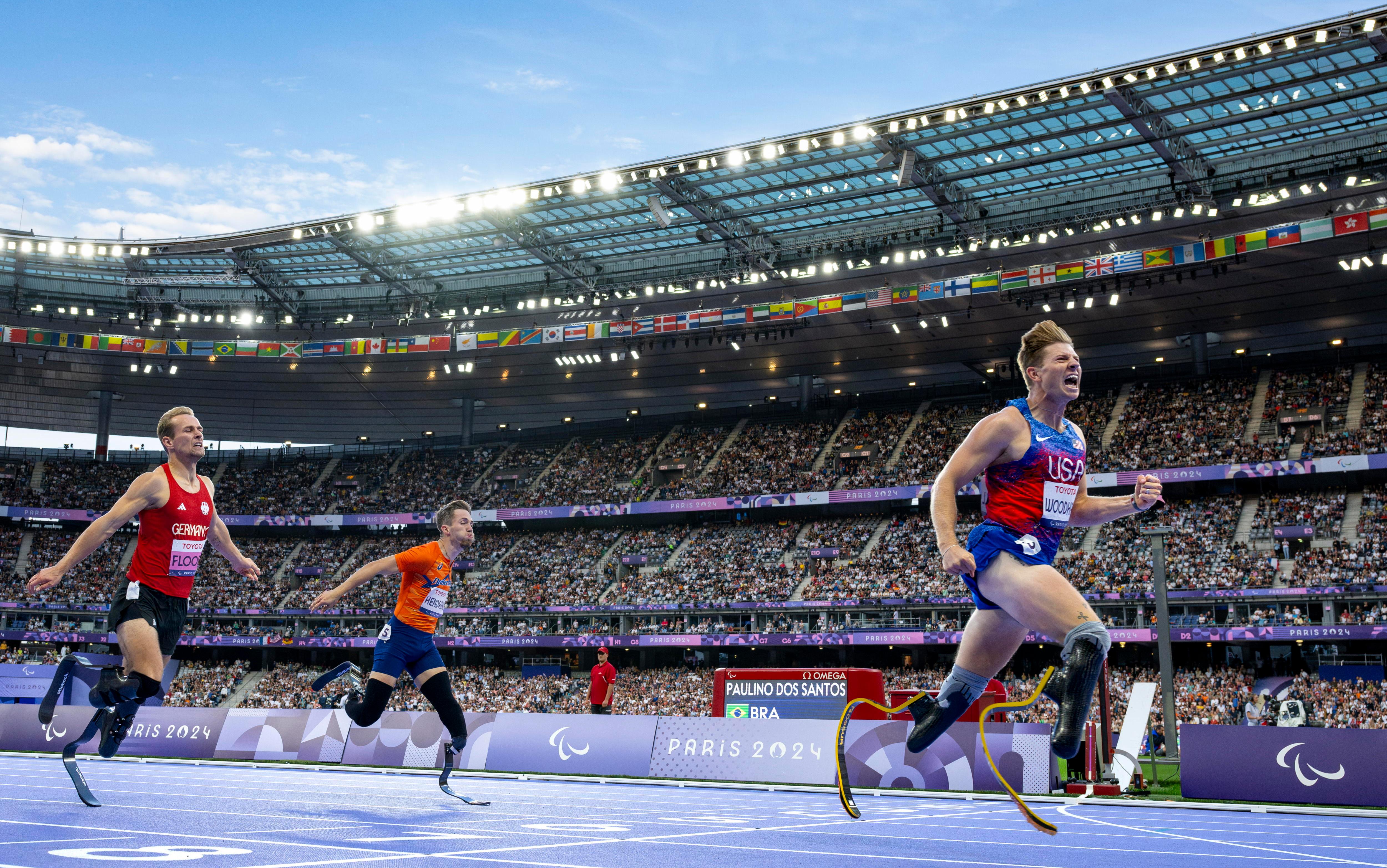 Hunter Woodhall (der.) se hizo viral por el festejo con su esposa Tara, campeona olímpica. EFE/J. Marklund