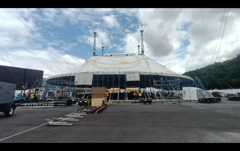 Majestuosa luce la carpa frente a Plaza Patria