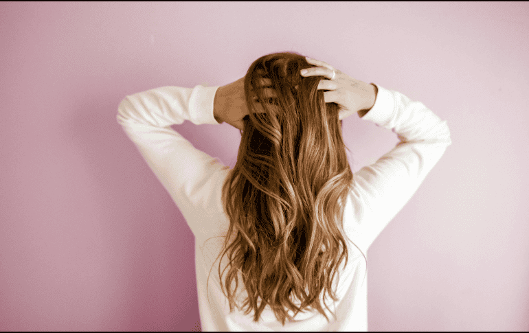 Dormir con el pelo mojado tiene consecuencias afectan a tu pelo. Unsplash