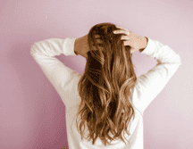 Dormir con el pelo mojado tiene consecuencias afectan a tu pelo. Unsplash