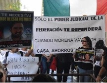 Empleados del poder judicial de la federación protestaron en la explanada del congreso del estado. SUN / E. Vásquez