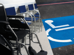 Las placas para discapacitados son otorgadas por las autoridades de tránsito en la Ciudad de México. ESPECIAL/Imagen de Gerd Altmann en Pixabay/Imagen de Gino Crescoli en Pixabay