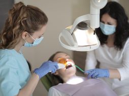 Esta tarjeta ofrece una consulta médica mensual, servicios dentales ilimitados (incluyendo extracciones, resinas, curetaje, aplicación de flúor, selladores y limpiezas), dos exámenes de la vista al año con lentes graduados, acceso a un catálogo básico de farmacia con 178 medicamentos y muestras de laboratorio. CANVA