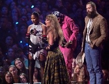 Taylor Swift, centro, y Post Malone, extremo derecho, aceptan el premio a la mejor colaboración por 