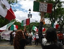 Alrededor de 50 personas con banderas de México y pancartas, rechazan la reforma y exigieron al Congreso no avalar la reforma. EL INFORMADOR/J.URRUTIA