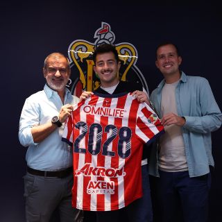Chivas anuncia la renovación de Alan Mozo