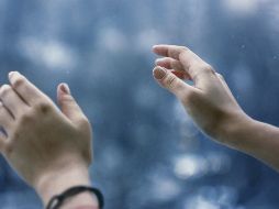 Si las manos frías vienen acompañadas de otros síntomas, es importante buscar atención médica. ESPECIAL / Foto de Nazym Jumadilova en Unsplash