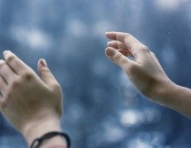Si las manos frías vienen acompañadas de otros síntomas, es importante buscar atención médica. ESPECIAL / Foto de Nazym Jumadilova en Unsplash