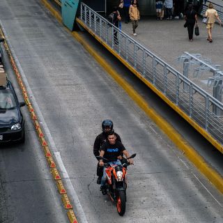 Sin casco y por la banqueta circulan motocicletas en la Calzada