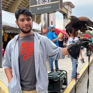 América vs Chivas: La historia del Águila que trabaja afuera del Estadio